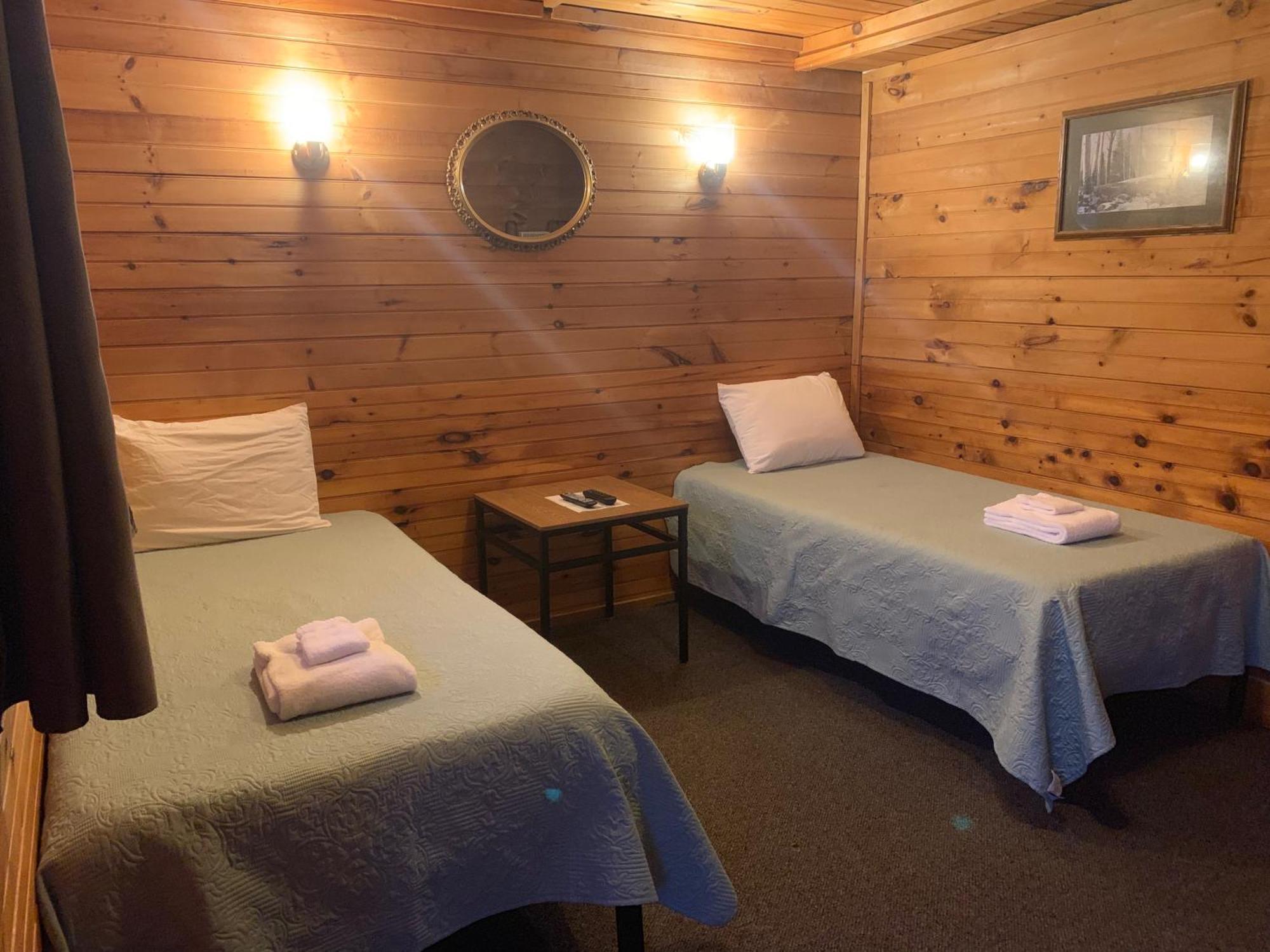 Pine Crest Motel & Cabins Barton Номер фото