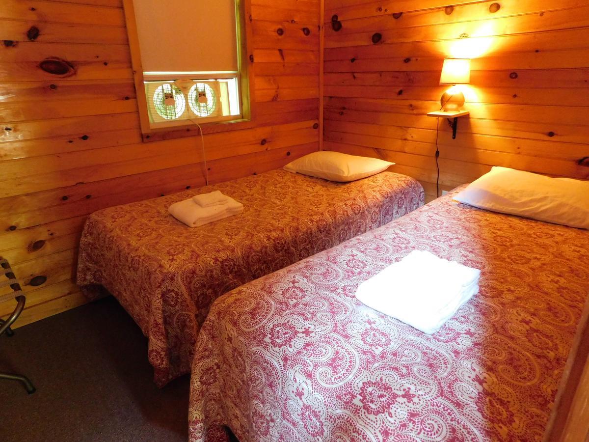 Pine Crest Motel & Cabins Barton Екстер'єр фото